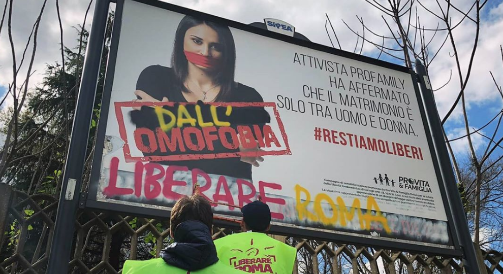 Manifesti di Pro Vita & Famiglia imbrattati. «Sporgeremo denuncia contro Liberare Roma» 1